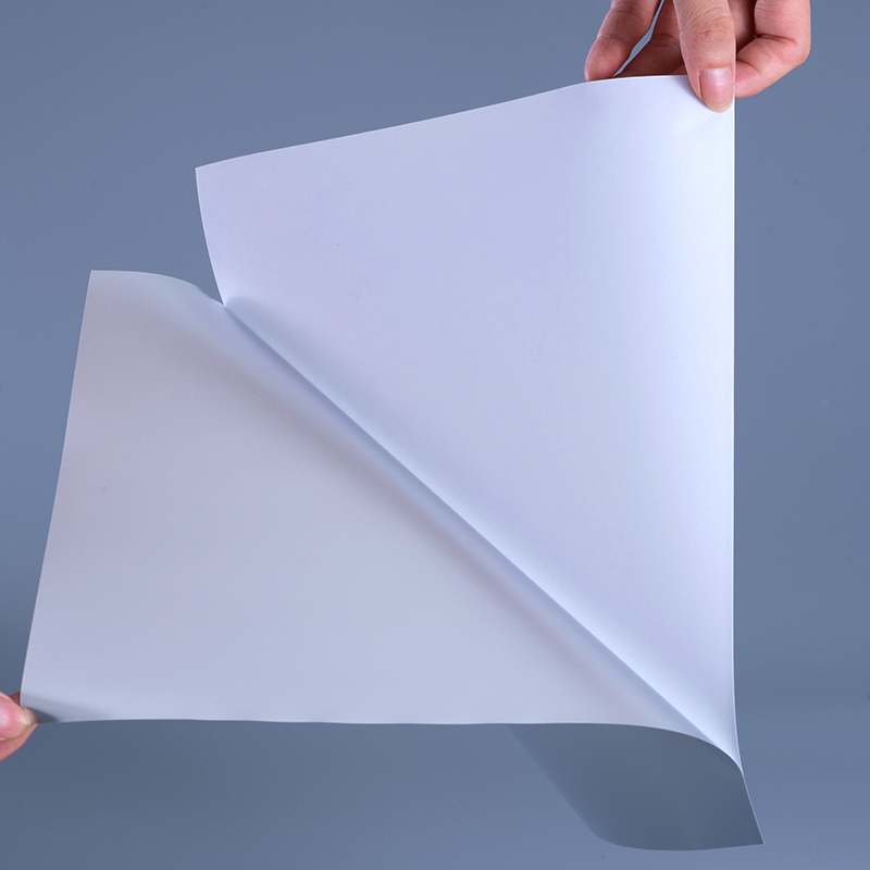 Materiały etykietowe z matowej, srebrnej folii poliestrowej o grubości 50 mikronów z wodnym klejem akrylowym i powłoką na bazie wody