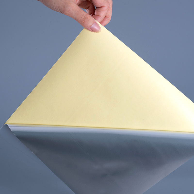 50-milimetrowa błyszcząca biała poliestrowa folia PET Etykieta samoprzylepna z rozpuszczalnikowym klejem akrylowym w rolce Jumbo do druku cyfrowego