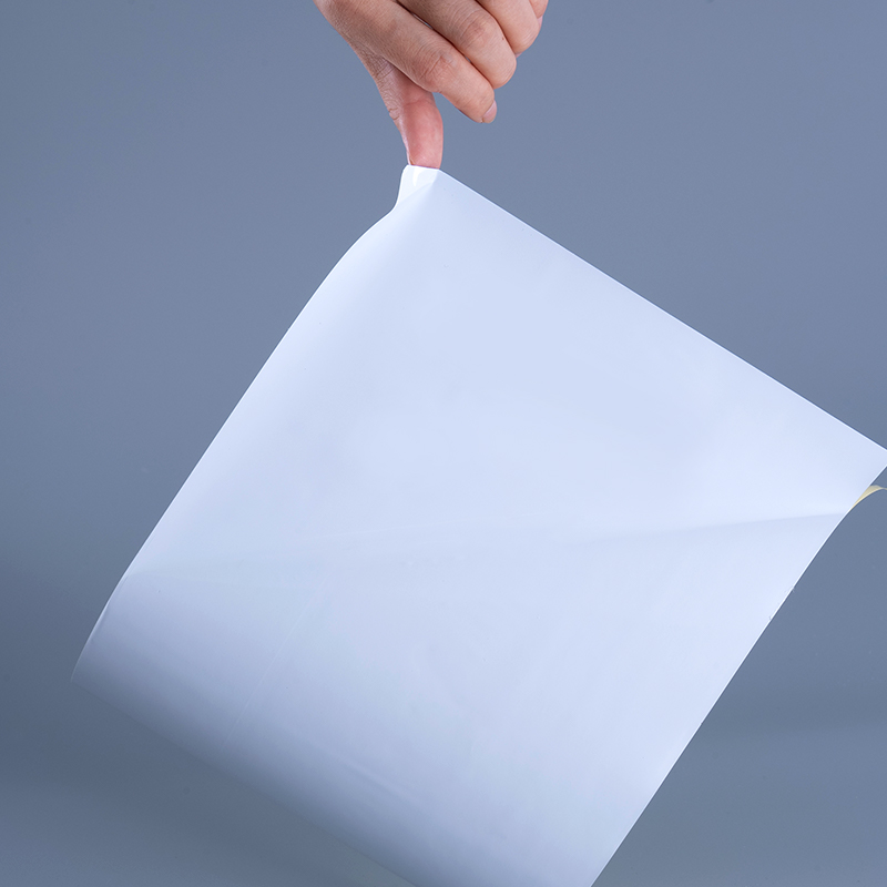 Materiały etykietowe z folii winylowej PET o grubości 25 mikronów i klejem akrylowym typu Jumbo Roll do druku atramentowego