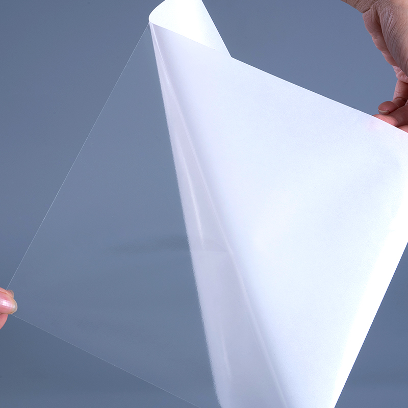 Przezroczysta folia PET o grubości 25 mikronów z usuwalnymi, samoprzylepnymi przezroczystymi etykietami poliestrowymi