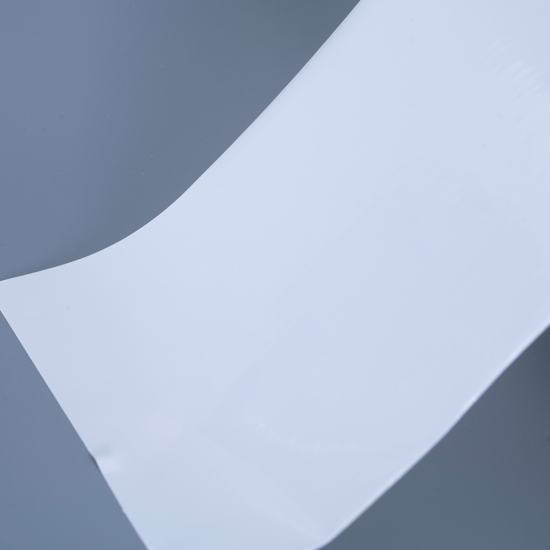 Materiały etykietowe z folii winylowej PET o grubości 25 mikronów i klejem akrylowym typu Jumbo Roll do druku atramentowego