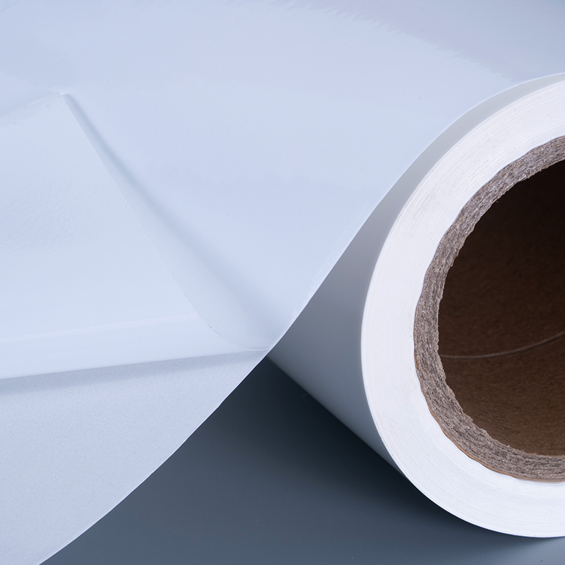 Materiały etykietowe z folii winylowej PET o grubości 25 mikronów i klejem akrylowym typu Jumbo Roll do druku atramentowego