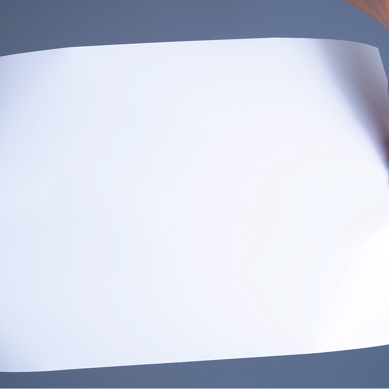 Materiały etykietowe z folii winylowej PET o grubości 25 mikronów i klejem akrylowym typu Jumbo Roll do druku atramentowego