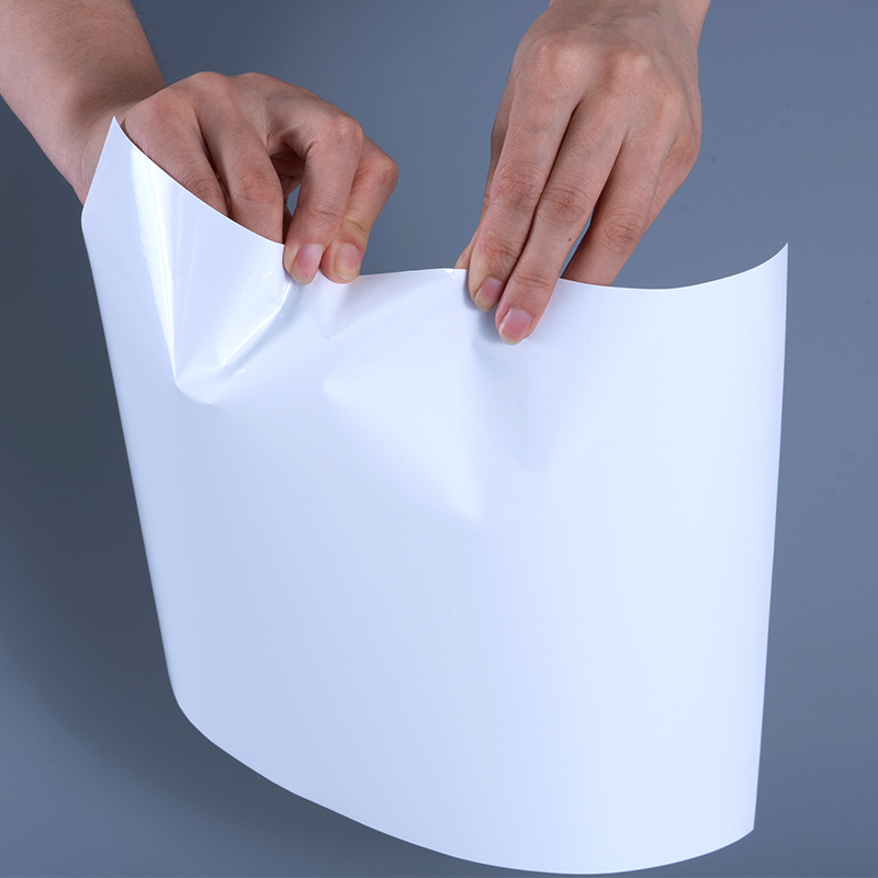 Materiały etykietowe z folii winylowej PET o grubości 25 mikronów i klejem akrylowym typu Jumbo Roll do druku atramentowego