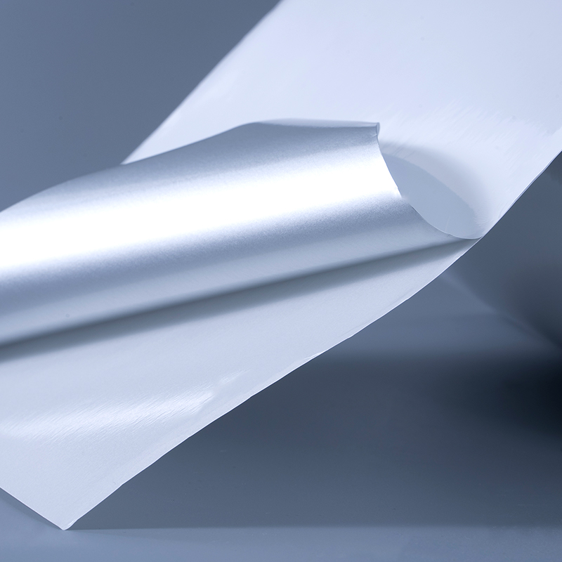 Etykieta samoprzylepna z białej, błyszczącej, aluminiowej folii poliestrowej o grubości 25 mikronów z klejem akrylowym na bazie wody do druku atramentowego