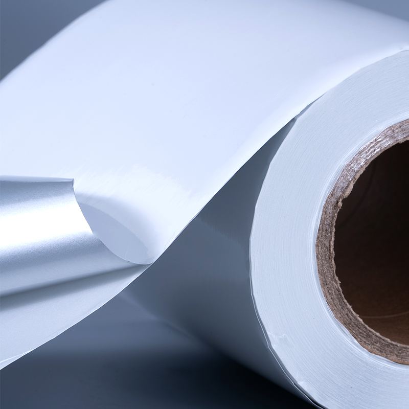 Etykieta samoprzylepna z białej, błyszczącej, aluminiowej folii poliestrowej o grubości 25 mikronów z klejem akrylowym na bazie wody do druku atramentowego