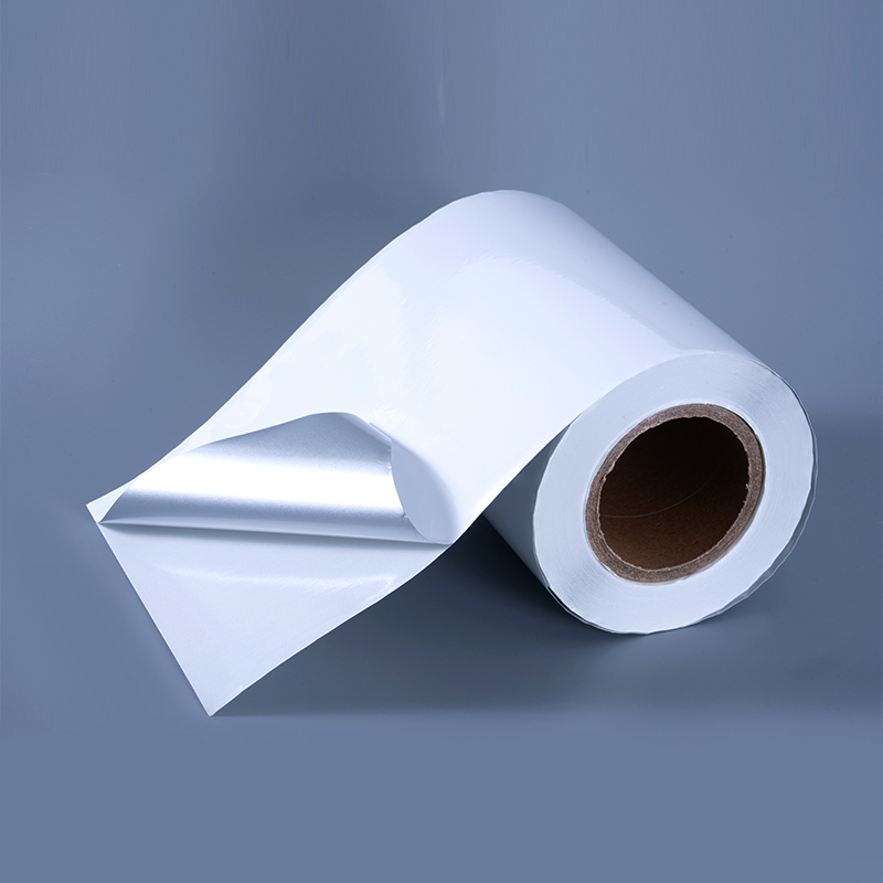 Etykieta samoprzylepna z białej, błyszczącej, aluminiowej folii poliestrowej o grubości 25 mikronów z klejem akrylowym na bazie wody do druku atramentowego