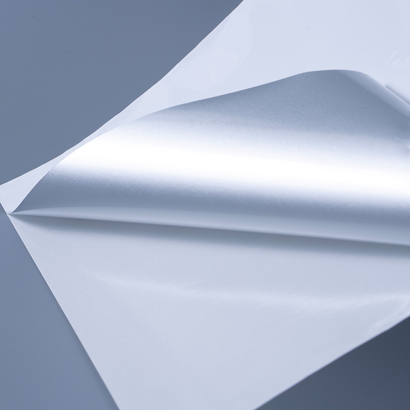 Etykieta samoprzylepna z białej, błyszczącej, aluminiowej folii poliestrowej o grubości 25 mikronów z klejem akrylowym na bazie wody do druku atramentowego