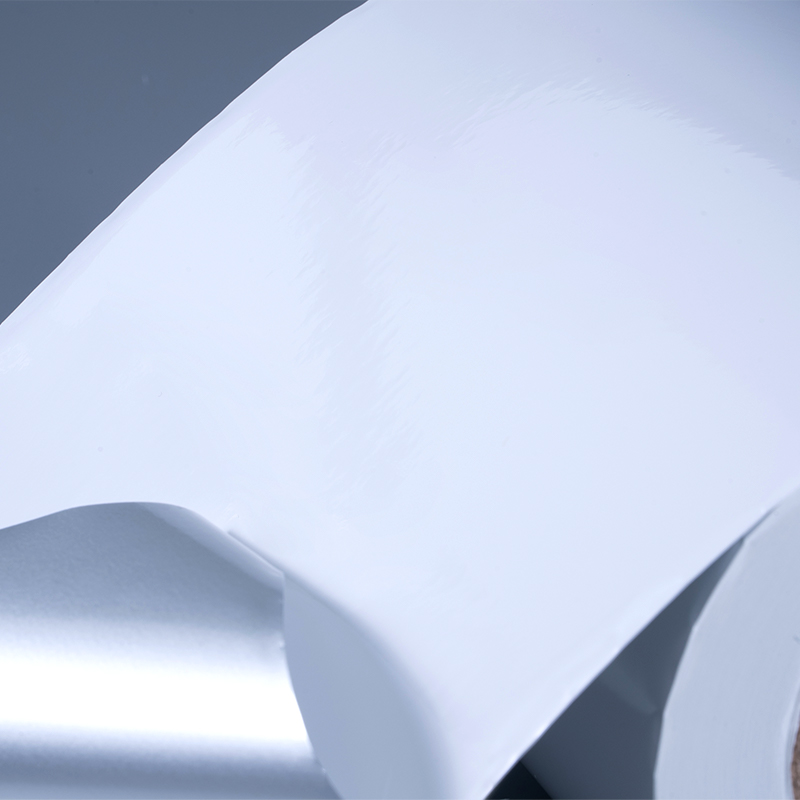 Etykieta samoprzylepna z białej, błyszczącej, aluminiowej folii poliestrowej o grubości 25 mikronów z klejem akrylowym na bazie wody do druku atramentowego