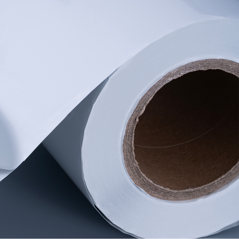 Etykieta samoprzylepna z białej, błyszczącej, aluminiowej folii poliestrowej o grubości 25 mikronów z klejem akrylowym na bazie wody do druku atramentowego