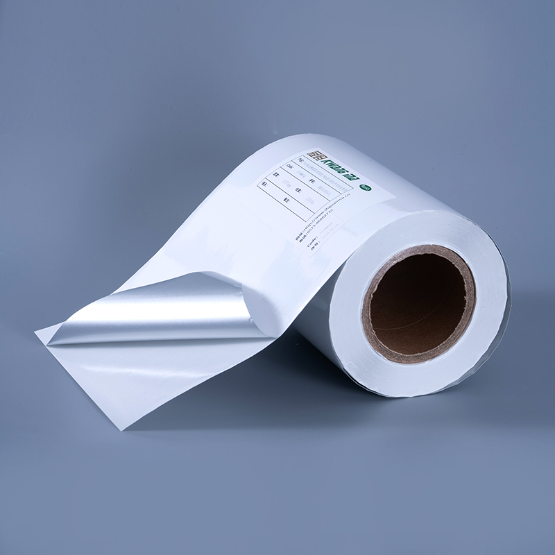 Etykieta samoprzylepna z białej, błyszczącej, aluminiowej folii poliestrowej o grubości 25 mikronów z klejem akrylowym na bazie wody do druku atramentowego