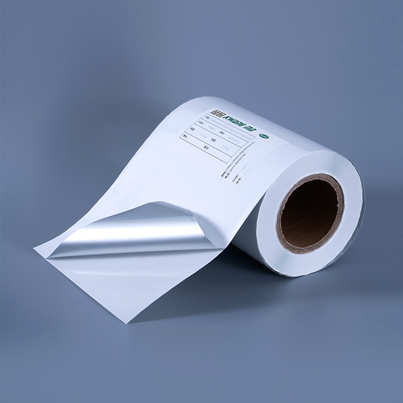 Etykieta samoprzylepna z białej, błyszczącej, aluminiowej folii poliestrowej o grubości 25 mikronów z klejem akrylowym na bazie wody do druku atramentowego