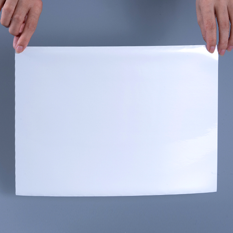 Etykieta samoprzylepna z białej, błyszczącej, aluminiowej folii poliestrowej o grubości 25 mikronów z klejem akrylowym na bazie wody do druku atramentowego