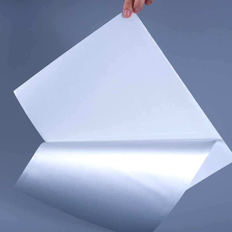 Etykieta samoprzylepna z białej, błyszczącej, aluminiowej folii poliestrowej o grubości 25 mikronów z klejem akrylowym na bazie wody do druku atramentowego