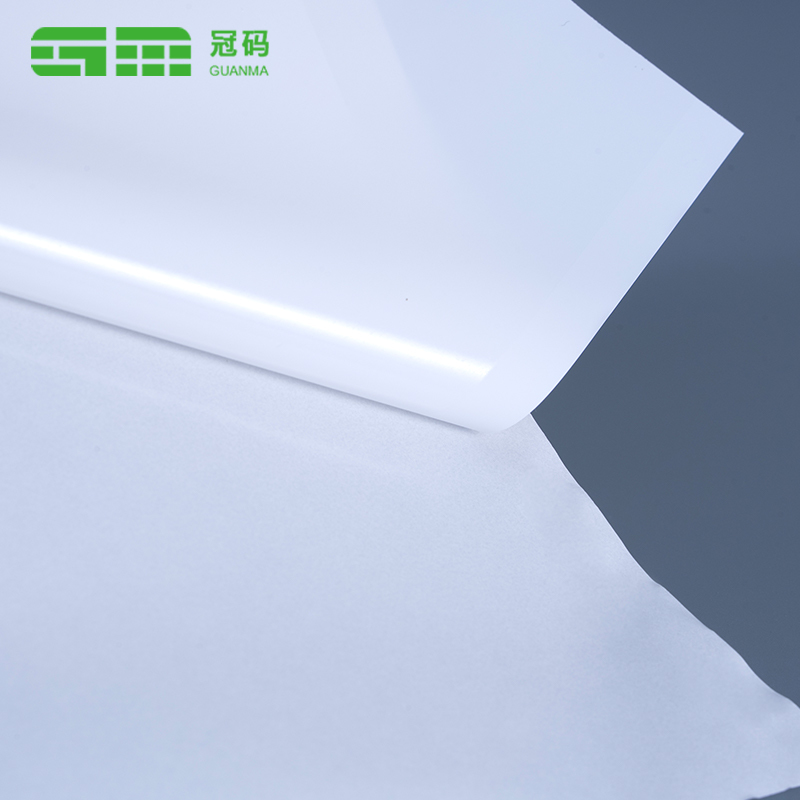 Etykiety samoprzylepne z matowego białego PP o grubości 80 mikronów. Usuwalny materiał etykietowy do chusteczek